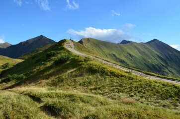 Tatry Zachodnie, szlaki na grani w słoneczny dzień