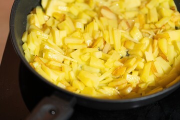 The potatoes are cooked in a pan. Frying potatoes.