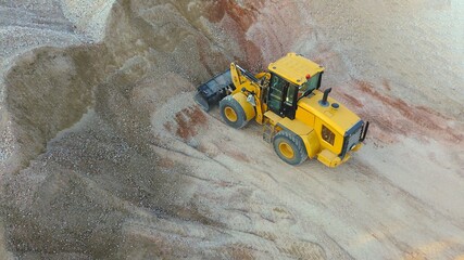 Großer Radlager trägt Kies ab, Baumaschinen aus der Vogelperspektive