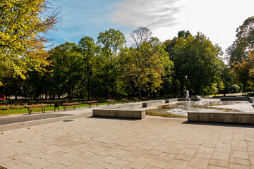 Łódź miasto park fontanna drzewa ścieżka plac