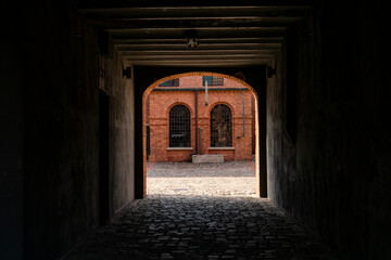 Łódź miasto biała fabryka tunel brama przejście - obrazy, fototapety, plakaty