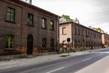 Łódź miasto ulica kamienice ceglane budynki 