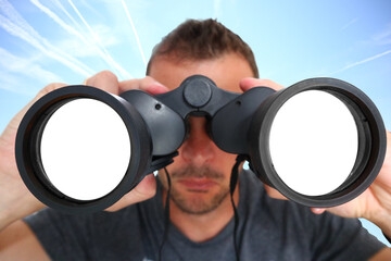 Mann schaut durch ein Fernglas