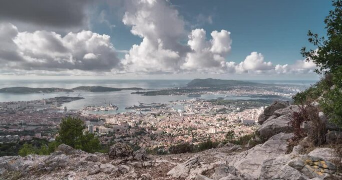 Timelapse montrant des nuages passant rapidement au dessus la rade de Toulon