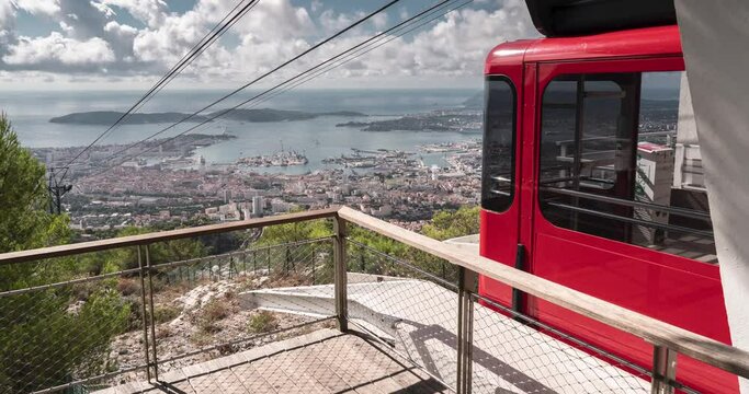 Timelapse de l'arriv&eacute;e du t&eacute;l&eacute;ph&eacute;rique de Toulon avec la vue de la rade