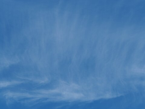 Zarte Wolkenformation im blauen Sommerhimmel