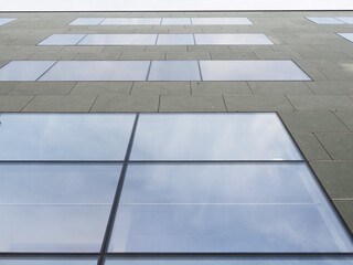 Glas - modernes Geschäftsgebäude in Froschperspektive