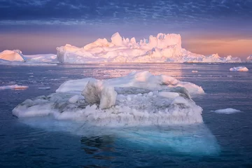 Foto op Plexiglas floating glaciers in the rays of the setting sun at polar night © Jaro