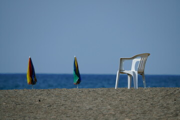 Sonnenschirme und Stuhl am Meer