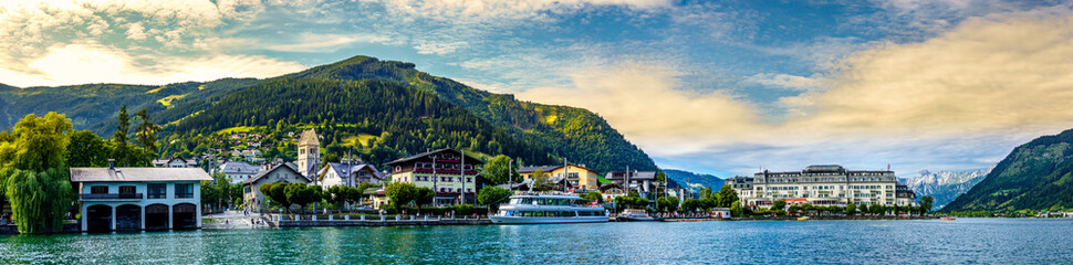Fototapeta na wymiar famous village Zell am See in Austria