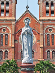 Fototapeta na wymiar Statue in front of the Cathedral of Notre Dame de Saigon