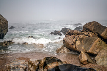 Magische-Mystisches Meer. Nebel, Fog, Mist, Wolken, Wellen, Steine am Strand mit Blick auf den ewigen Ozean.