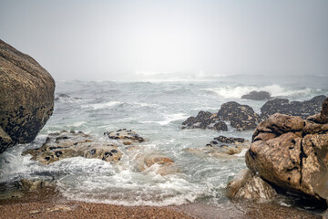 Magische-Mystisches Meer. Nebel, Fog, Mist, Wolken, Wellen, Steine am Strand mit Blick auf den...