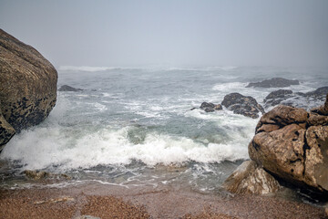 Magische-Mystisches Meer. Nebel, Fog, Mist, Wolken, Wellen, Steine am Strand mit Blick auf den...