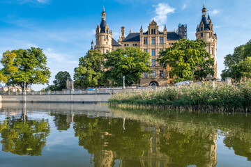 Fototapeta na wymiar A beautiful fairy-tale castle in Schwerin, the view from the lake