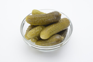 Pepinillos, encurtidos en un bol de cristal