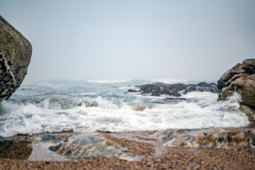 Magische-Mystisches Meer. Nebel, Fog, Mist, Wolken, Wellen, Steine am Strand mit Blick auf den...
