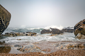 Magische-Mystisches Meer. Nebel, Fog, Mist, Wolken, Wellen, Steine am Strand mit Blick auf den...