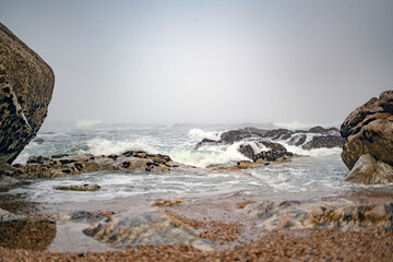 Magische-Mystisches Meer. Nebel, Fog, Mist, Wolken, Wellen, Steine am Strand mit Blick auf den...