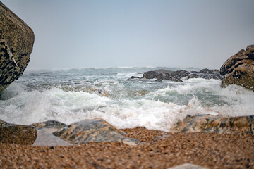Magische-Mystisches Meer. Nebel, Fog, Mist, Wolken, Wellen, Steine am Strand mit Blick auf den ewigen Ozean.