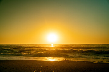 Strandlandschaft mit Sonnenuntergang und Blick auf den ewigen Ozean.