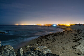 Strandlandschaft bei Nacht. 