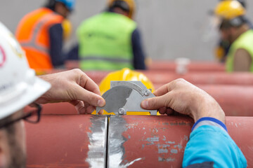 Fit-up control of the butt joint of the pipeline with Hi-Lo welding gauge. Measures internal...