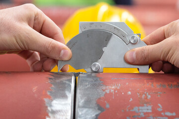 Fit-up control of the butt joint of the pipeline with Hi-Lo welding gauge. Measures internal alignment of pipe after fit-up/alignment, cuts radiographic rejects.