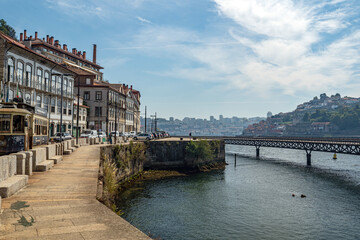 Fototapeta na wymiar Porto, Portugal, historische Architektur in der Altstadt mit Eisenbahn Blick auf den Douro River.