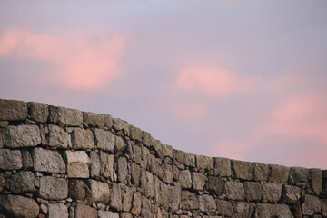 Mauer mit Wolken beim Abendlicht