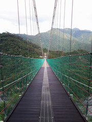 Obraz premium Straight suspension bridge in the valley