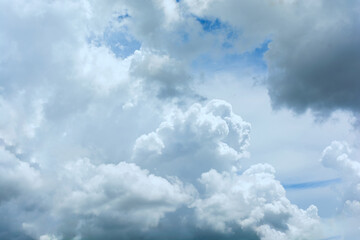 Obraz premium Beautiful white fluffy clouds in the blue sky of autumn.