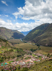Fototapeta na wymiar Viewpoint over the town of Taray, on the road to Pisac, in the background the Vilcanota river, Peru.