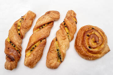 une brioche au raisins et trois torsades