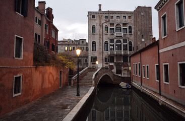 Fototapeta na wymiar View of the Venetian street in the evening.