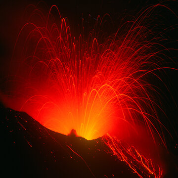 amazing eruption of Stromboli