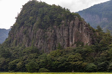 断崖のある小山の岩肌