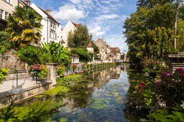 Le centre-ville de Dôle, petite Venise du Jura, et ses canaux, en Franche-Comté