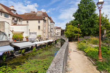 Fototapeta na wymiar Le centre-ville de Dôle, petite Venise du Jura, et ses canaux, en Franche-Comté
