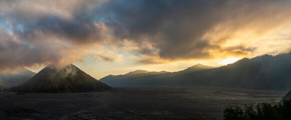 Obraz premium Beautiful Panoramic sunset view of Bromo active volcano in Bromo Tengger Semeru National Park, East Java, Indonesia