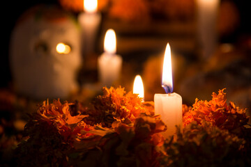 Día de muertos altar con velas y cempasuchil