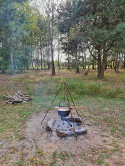 Gotowanie zupy w kotle nad ogniskiem