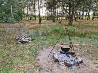 Gotowanie zupy w kotle nad ogniskiem