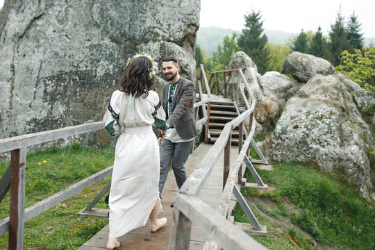 Photoshoot of marriage couple in mountains.