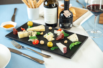 Obraz na płótnie Canvas Assorted spanish cheese platter with red wine