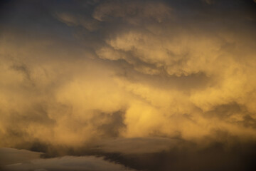 Fototapeta na wymiar Orange light on a cloudy sky