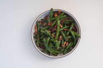 a bowl of green beans 