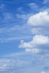 Obraz premium Blue sky with dramatic cumulus clouds.