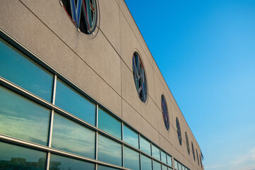 Obraz premium A Building With a Large Window Reflecting a Sunset Sky