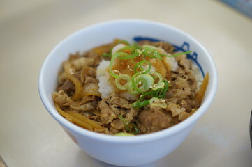 길거리에서 먹은 맛있는 덮밥